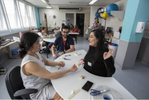 Paciente da AACD com Esclerose Lateral Amiotrófica utiliza tecnologia assistiva para ter mais autonomia em sessão de Terapia Ocupacional