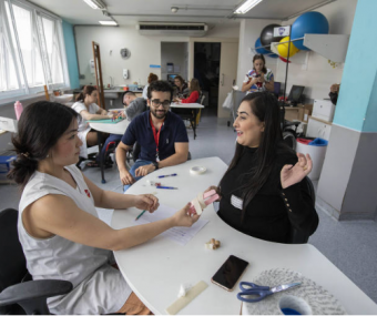 Paciente da AACD com Esclerose Lateral Amiotrófica utiliza tecnologia assistiva para ter mais autonomia em sessão de Terapia Ocupacional