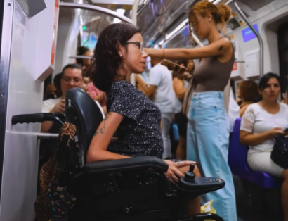 Mulher com deficiência física, que utiliza cadeira de rodas motorizada, no metrô de São Paulo