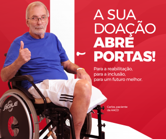 Homem branco de cadeira de rodas