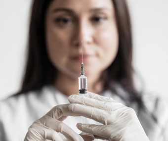 Médica preparando a seringa com a toxina botulínica