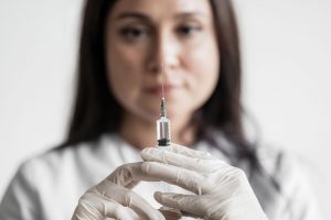 Médica preparando a seringa com a toxina botulínica