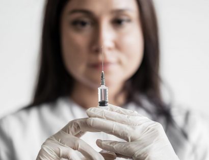 Médica preparando a seringa com a toxina botulínica