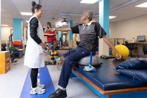 Paciente faz exercício com argolas como parte da sua reabilitação na AACD