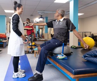 Paciente faz exercício com argolas como parte da sua reabilitação na AACD