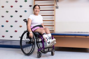 Paciente de cadeira de rodas sorrindo