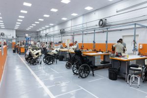 Oficina ortopédica da AACD com cadeiras para adaptação