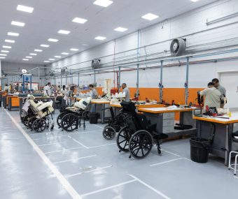 Oficina ortopédica da AACD com cadeiras para adaptação