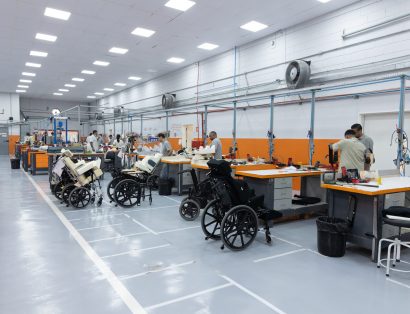 Oficina ortopédica da AACD com cadeiras para adaptação