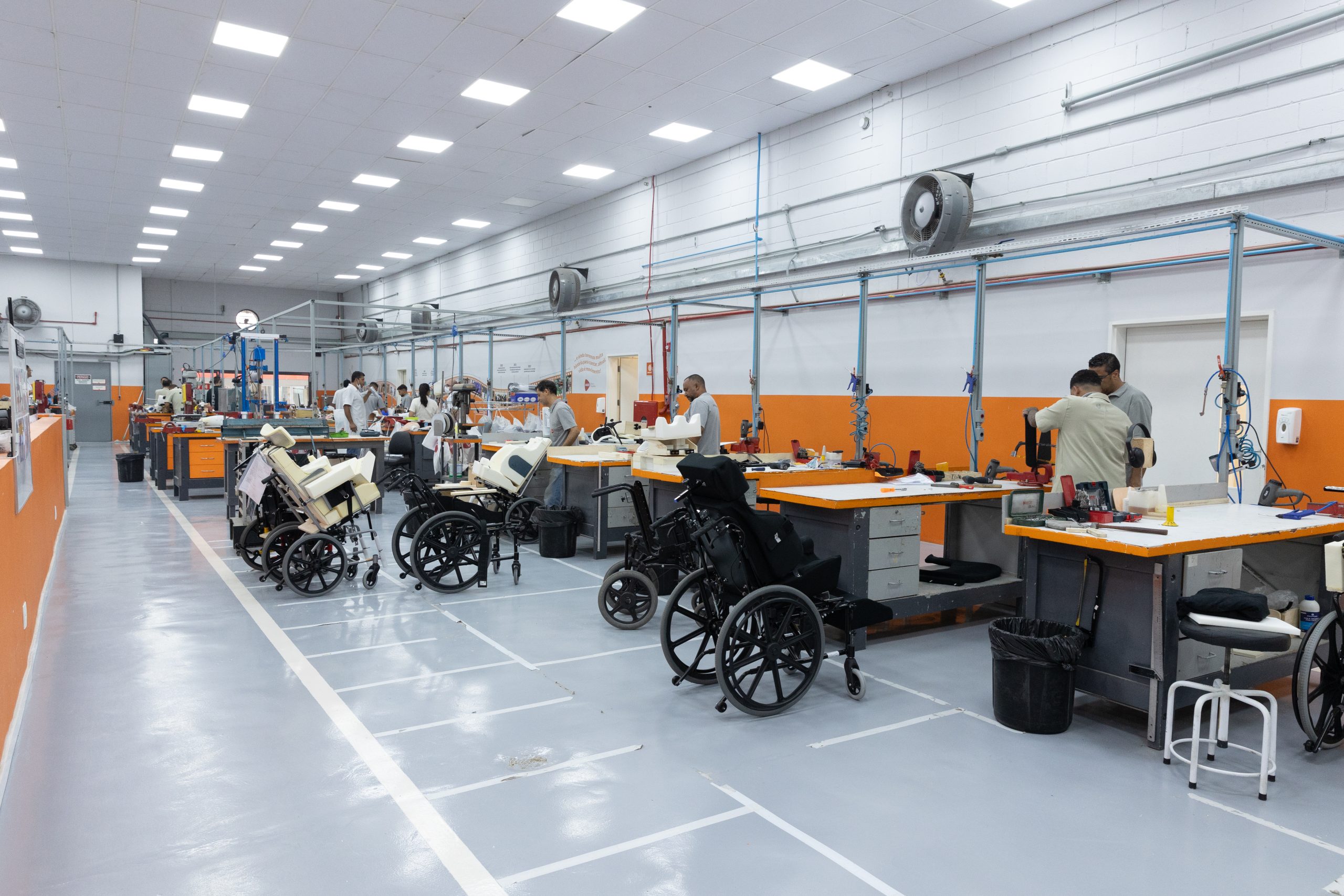 Oficina ortopédica da AACD com cadeiras para adaptação