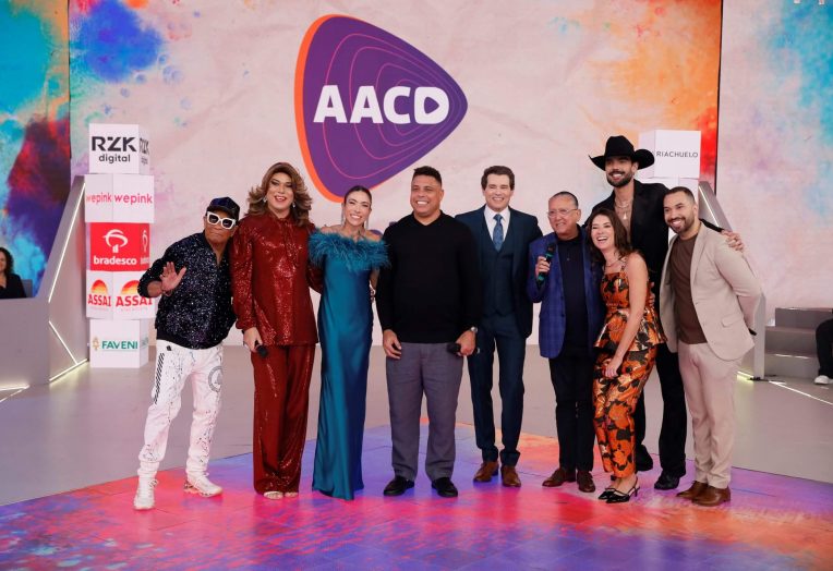 Artistas reunidos no palco do Teleton. Marcas parceiras da 29ª edição contam com contrapartidas personalizadas e visibilidade multiplataforma