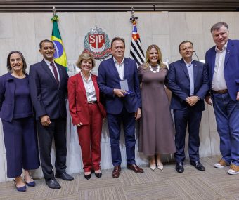 Lideranças da AACD recebendo o Colar de Honra ao Mérito