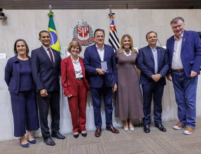 Lideranças da AACD recebendo o Colar de Honra ao Mérito