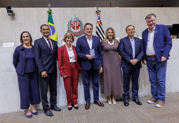 Lideranças da AACD recebendo o Colar de Honra ao Mérito