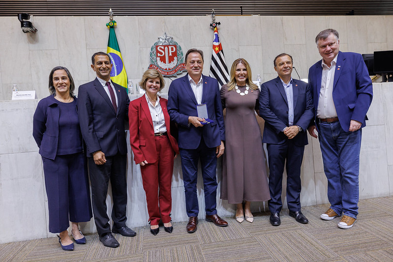 Lideranças da AACD recebendo o Colar de Honra ao Mérito