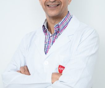 Dr. Marcelo Ares, fisiatra e coordenador médico da AACD, de camisa, jaleco e braços cruzados