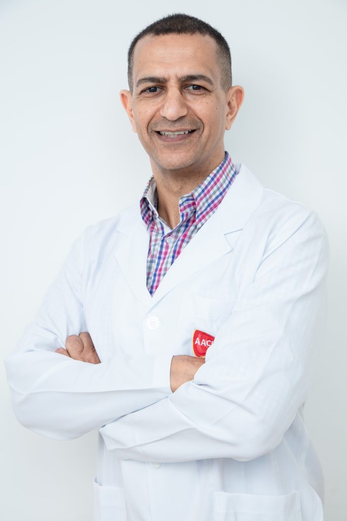 Dr. Marcelo Ares, fisiatra e coordenador médico da AACD, de camisa, jaleco e braços cruzados