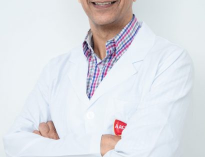 Dr. Marcelo Ares, fisiatra e coordenador médico da AACD, de camisa, jaleco e braços cruzados