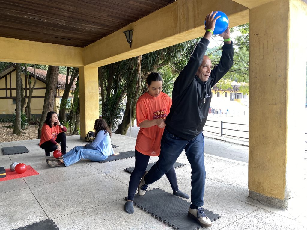 O evento contou com aulões de atividade física, orientações nutricionais, espaço infantil e uma área de descompressão com meditação guiada e cadeiras de massagem.