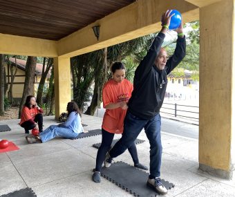 O evento contou com aulões de atividade física, orientações nutricionais, espaço infantil e uma área de descompressão com meditação guiada e cadeiras de massagem.