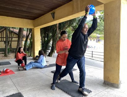 O evento contou com aulões de atividade física, orientações nutricionais, espaço infantil e uma área de descompressão com meditação guiada e cadeiras de massagem.