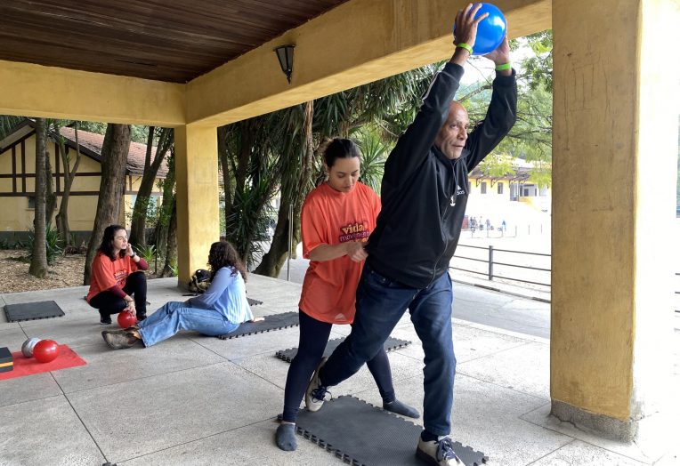 O evento contou com aulões de atividade física, orientações nutricionais, espaço infantil e uma área de descompressão com meditação guiada e cadeiras de massagem.