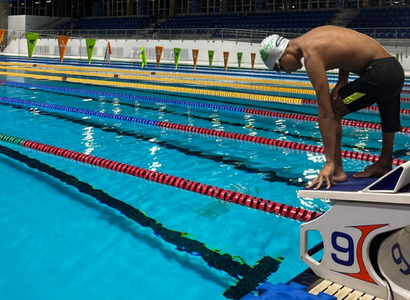 Atleta de natação da AACD Esportes se preparando para entrar na piscina