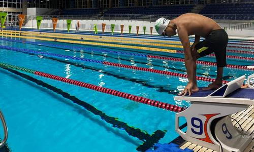 Atleta de natação da AACD Esportes se preparando para entrar na piscina