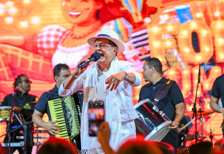 A 21ª edição do Forró iluminado contou com a condução dos padrinhos Alcymar Monteiro e Cylene Araújo