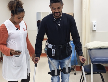 Paciente da AACD utilizando o exoesqueleto vestível pela primeira vez