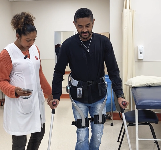 Paciente da AACD utilizando o exoesqueleto vestível pela primeira vez