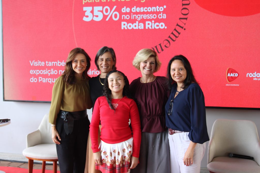 Equipe da AACD paciente posa para foto durante evento na Roda Rico