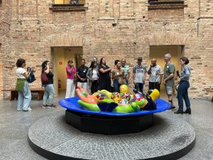 Grupo Psicossocial da AACD visita a Pinacoteca. No centro, há uma obra colorida.