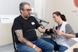 Paciente realiza exercício para o membro superior com equipamento durante sessão de reabilitação na AACD.