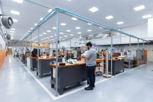 Interior da Oficina Ortopédica da AACD com profissionais trabalhando na confecção de produtos ortopédicos