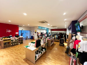 Interior do Bazar da AACD com roupas, calçados e outros produtos à venda.