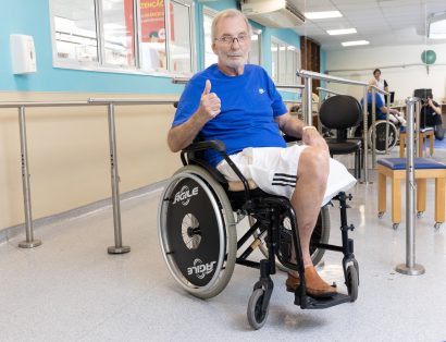 Homem em cadeira de rodas participa de atividade durante atendimento de reabilitação na AACD
