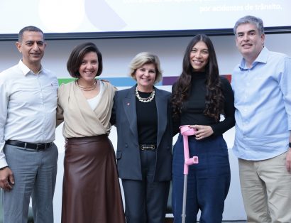 Lideranças da AACD em foto com ex-paciente da Instituição e lideranças da Zurich Brasil