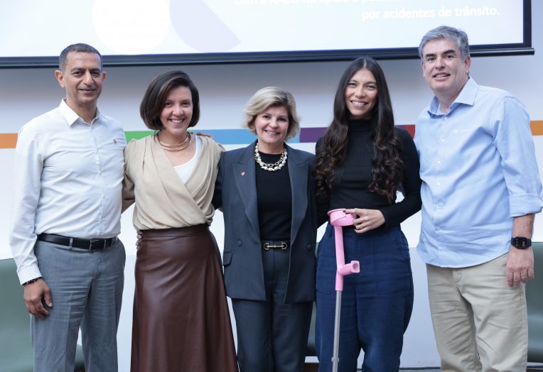 Lideranças da AACD em foto com ex-paciente da Instituição e lideranças da Zurich Brasil