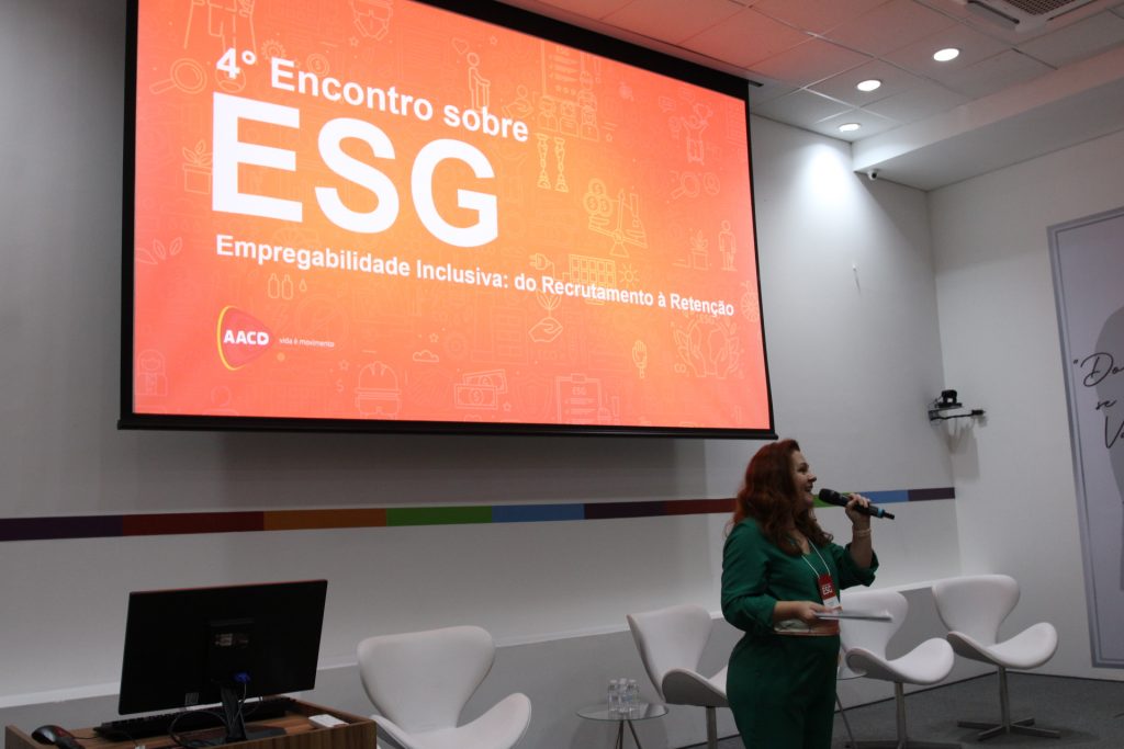 Mulher de verde apresentando o 4º Encontro ESG