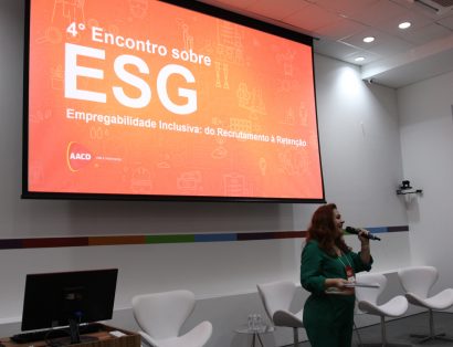 Mulher de verde apresentando o 4º Encontro ESG