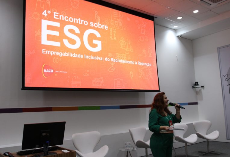 Mulher de verde apresentando o 4º Encontro ESG