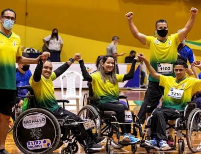 Atletas da bocha paralímpica Maciel Santos, Andreza Oliveira e Iuri Silva comemoram conquista esportiva em quadra.